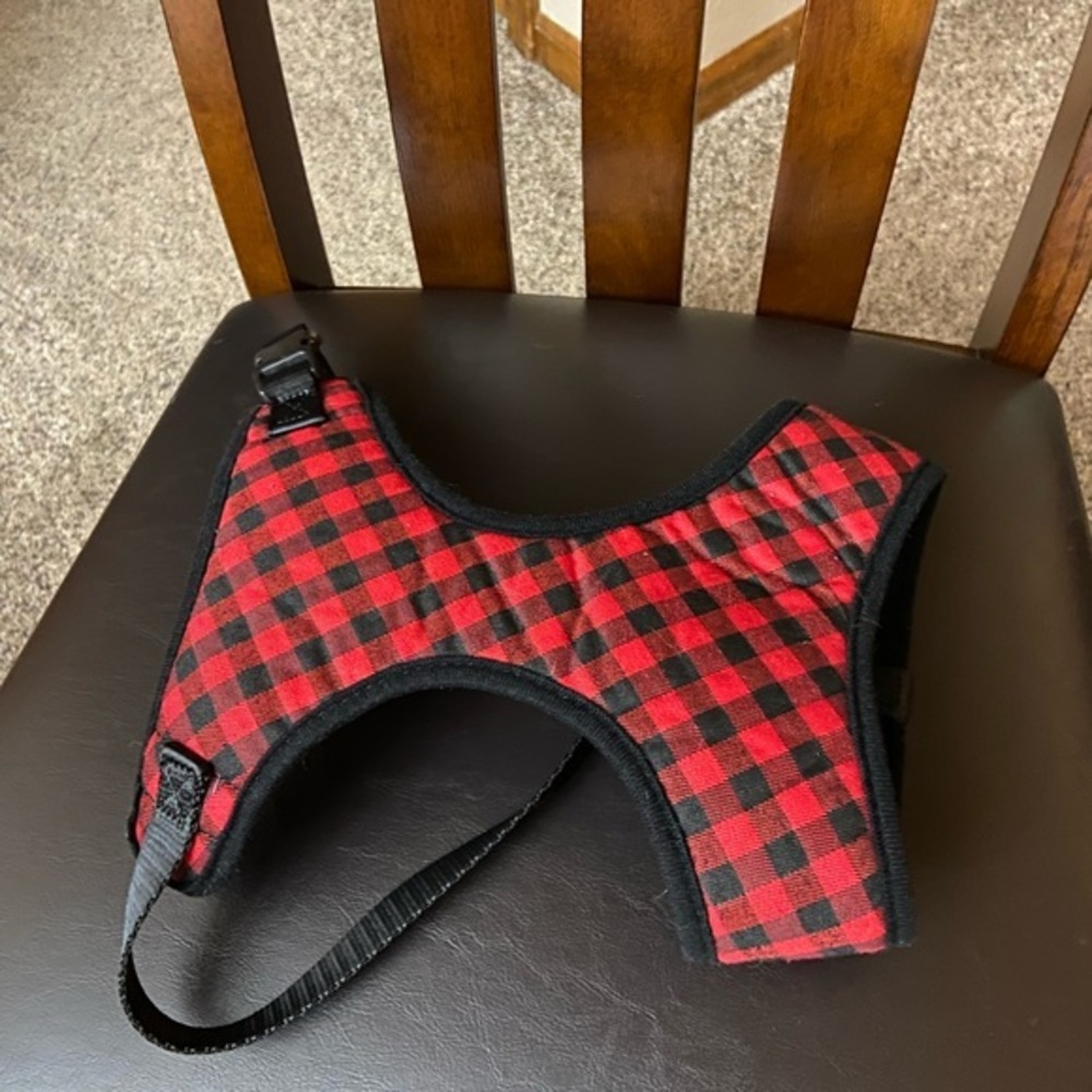 NWOT Med Sz Black/Red Plaid Adjustable Dog Harness